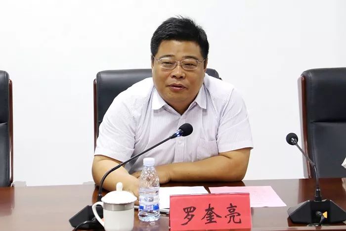 县长罗奎亮代表县政府签约.