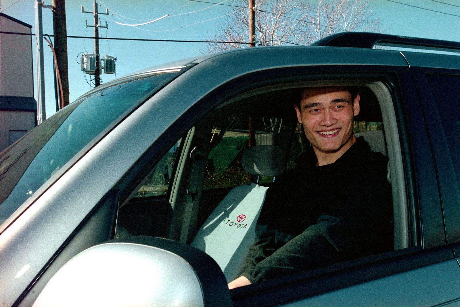 "中国巨人"姚明开什么车?看到实车后,网友:这是移动的房子