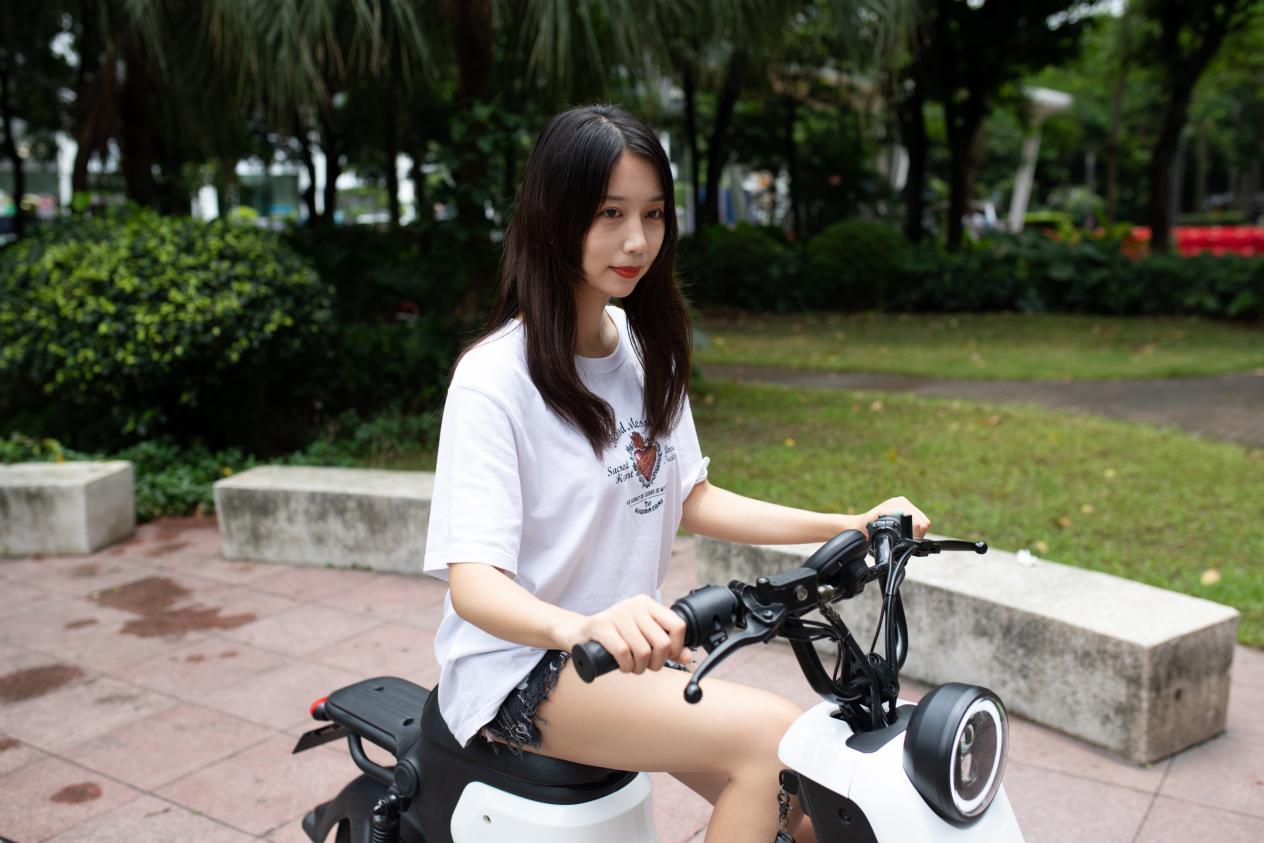 颜值杀手,新国标代言:小牛us pro电动车评测