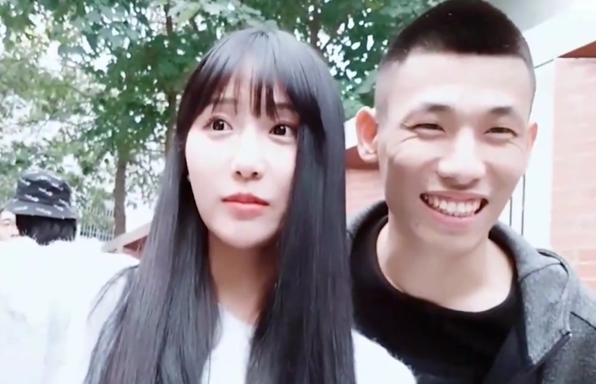 原创旭旭宝宝见面会现女粉见面就贴身上还喊老公看看给宝哥乐的