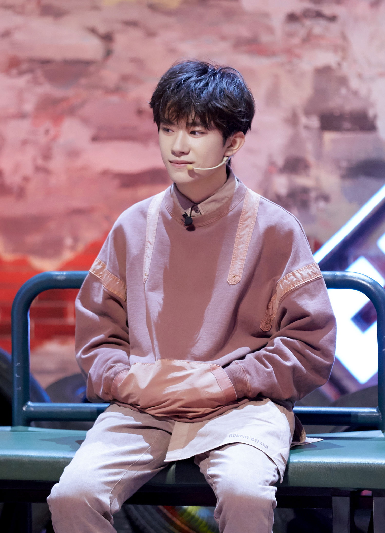 易烊千玺围观选手团战编舞信心满格