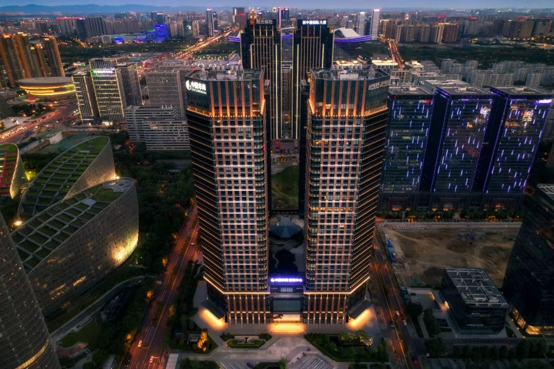 成都还收到一个独家爆料:2019年5月底,总计约6万平方米的整栋中国华商