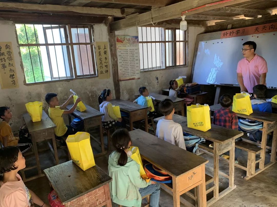 卡丁情系山区丨为贵州偏远贫困山区小学捐赠衣物,送去温暖!