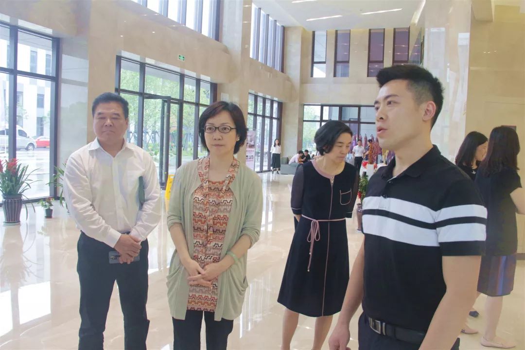 把用心放在企业将关心带给企业区委常委统战部部长李红珍一行赴颛桥