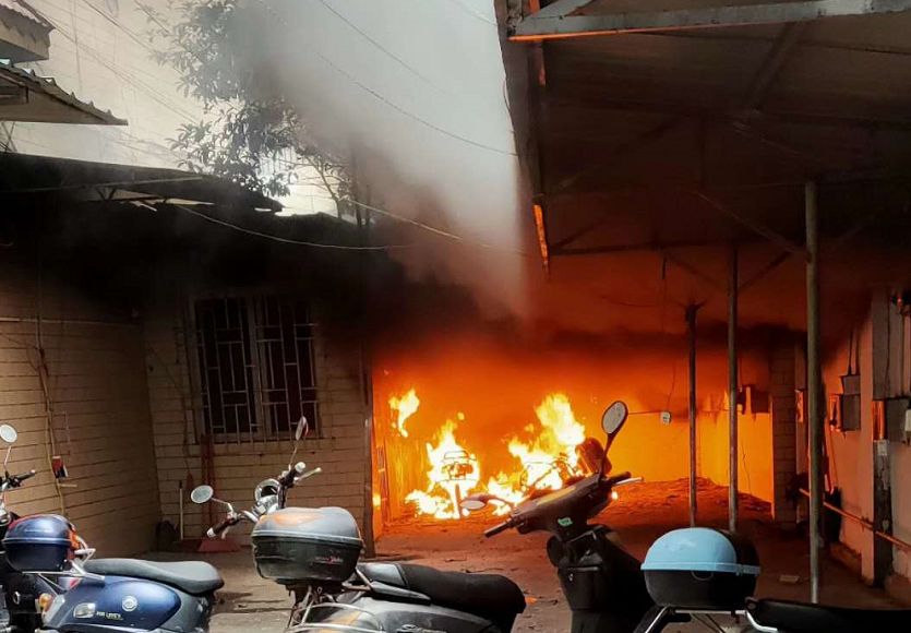 突发桂林电动车充电又出事现场浓烟滚滚一片狼藉