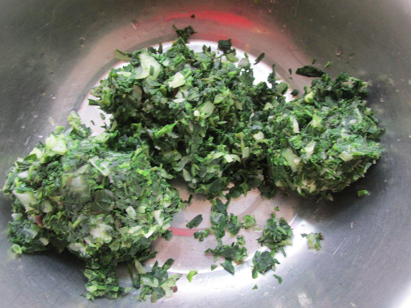 3,锅里放水烧开,把小白菜放入汆烫,立刻捞出冷水过凉.