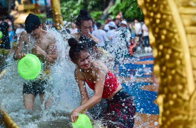 白天探民俗,晚上玩狂欢!深圳锦绣中华泼水狂欢节开泼