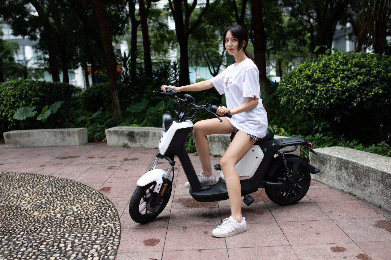 颜值杀手,新国标代言:小牛us pro电动车评测