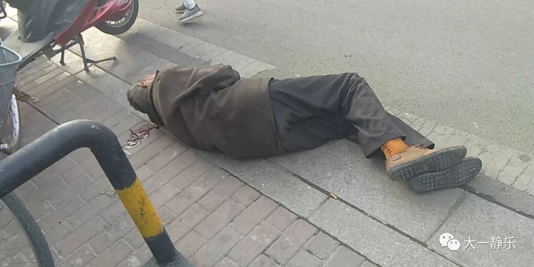 静乐南河滩老人倒地,好心人及时救助!