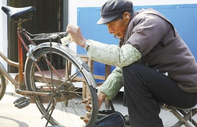 老人占道修车居民投诉城管不作为 随后的回复火了