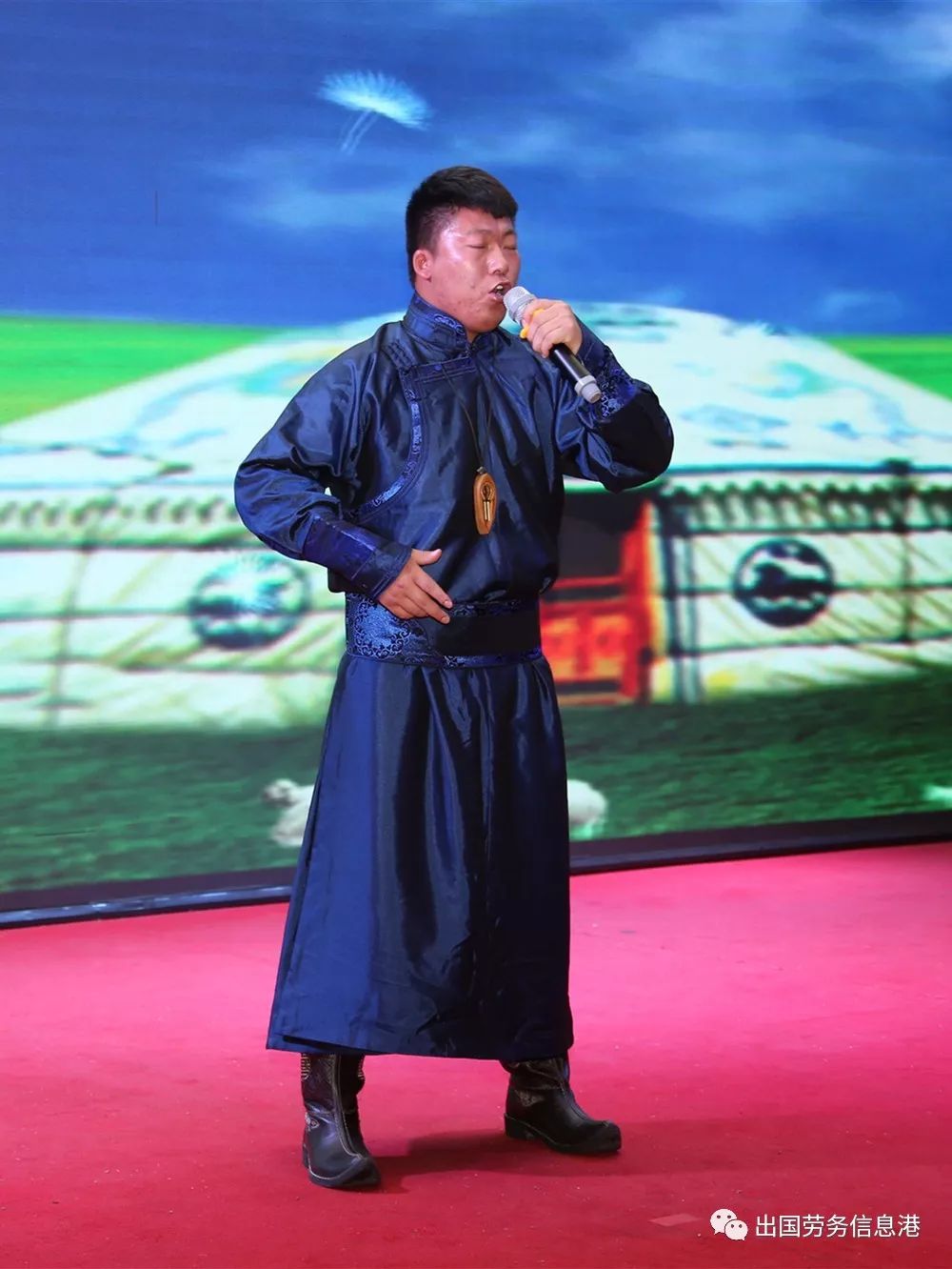 层出不穷,像曾经登过"中国好声音"舞台的段文涛带来的歌曲《演员》,曾