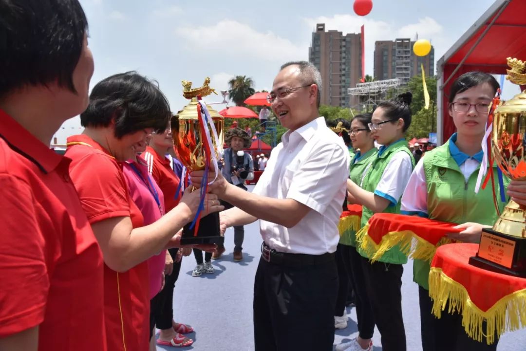 角逐,男子傳統龍800米直道競速前六名分別為中圍村,和安村,西大坦村