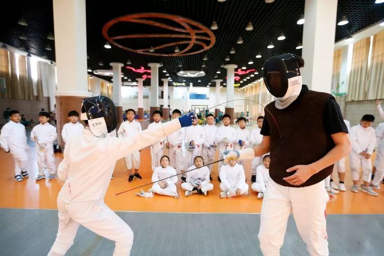 图说击剑课堂进校园即墨小小剑客展英姿