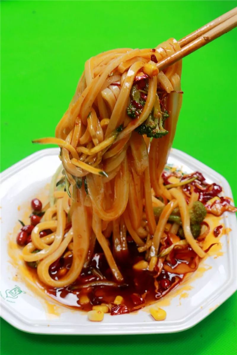 西秦一绝这家百年老店的麻酱酿皮吃着满口流油奏是香