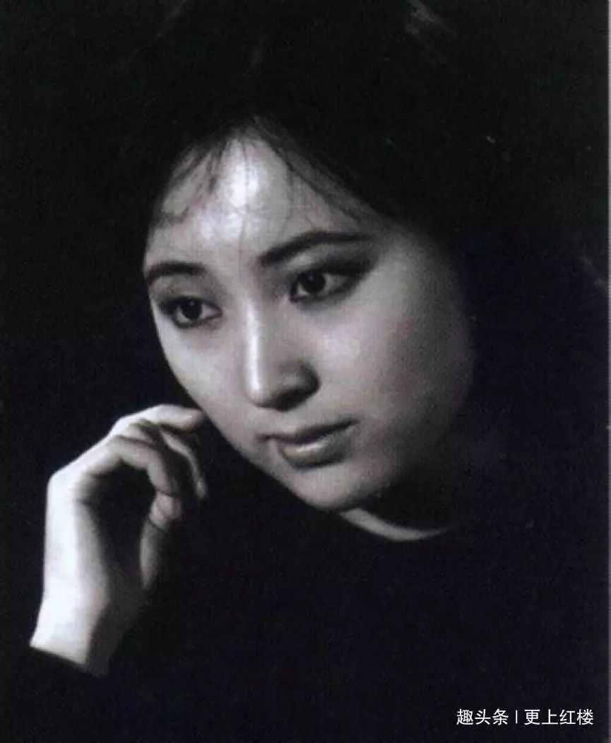林黛玉陈晓旭的一组黑白照,像民国走来的女子,比林徽因还美