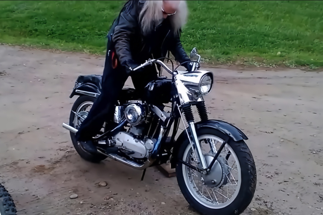 国外大爷珍藏了60年的哈雷摩托车听听这引擎声怎样