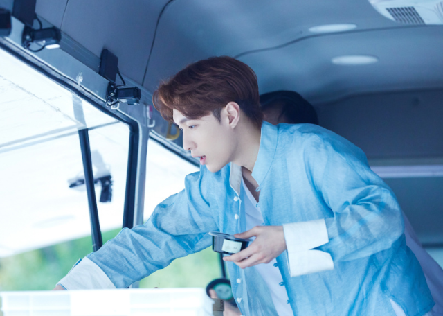 最新一期节目中艺兴和热巴被要求把自己做的金钗银丝和包子卖出去