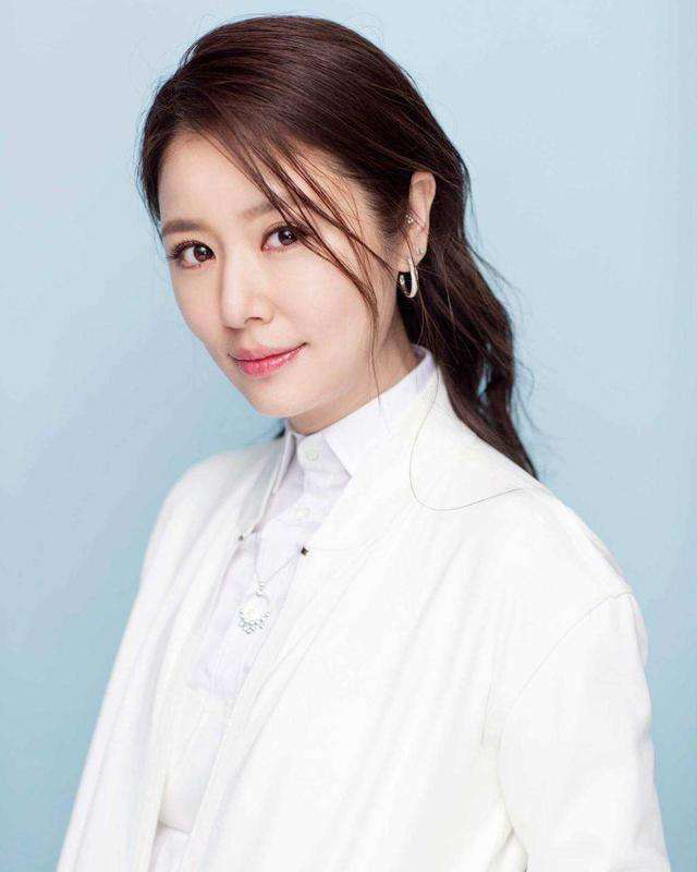 林心如剪了短发霸气又干练紫薇格格造型百变越来越时髦