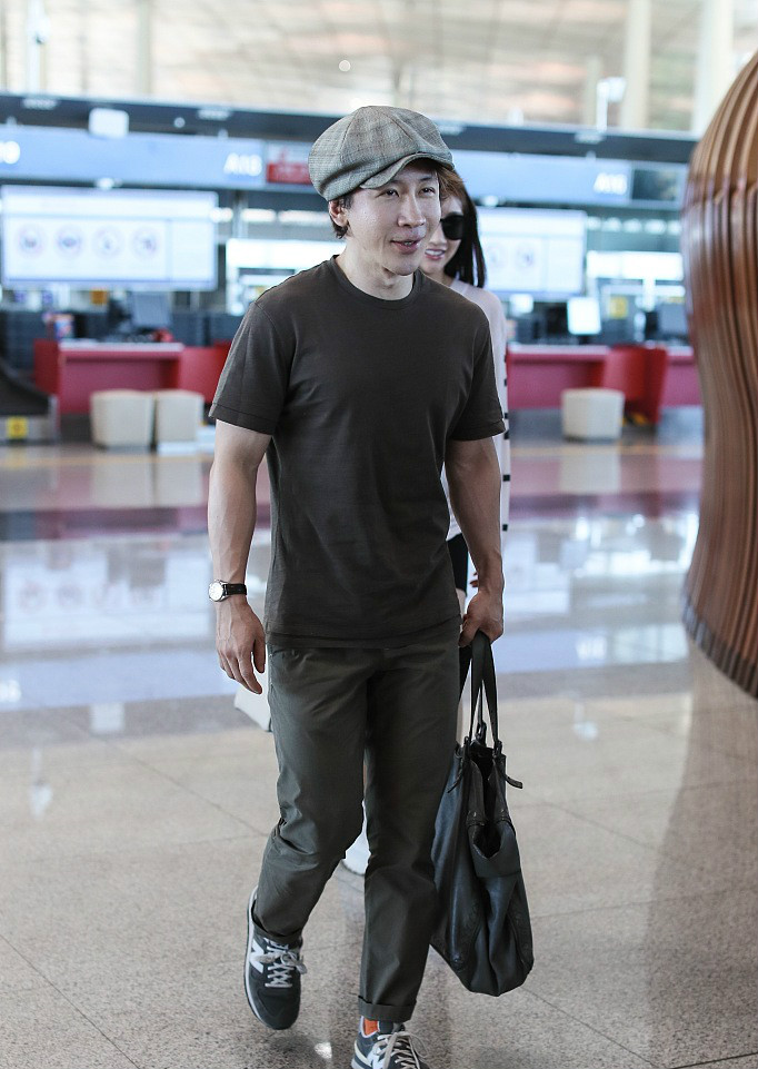 刘谦夫妇现身,他变老好多又瘦又小,老婆穿厚底鞋比他高半个头