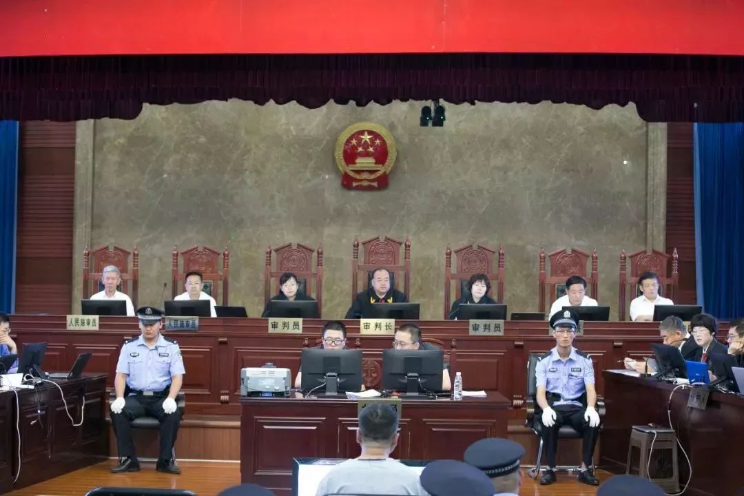 日照中院开庭审理张守玉等19人黑社会性质组织案!