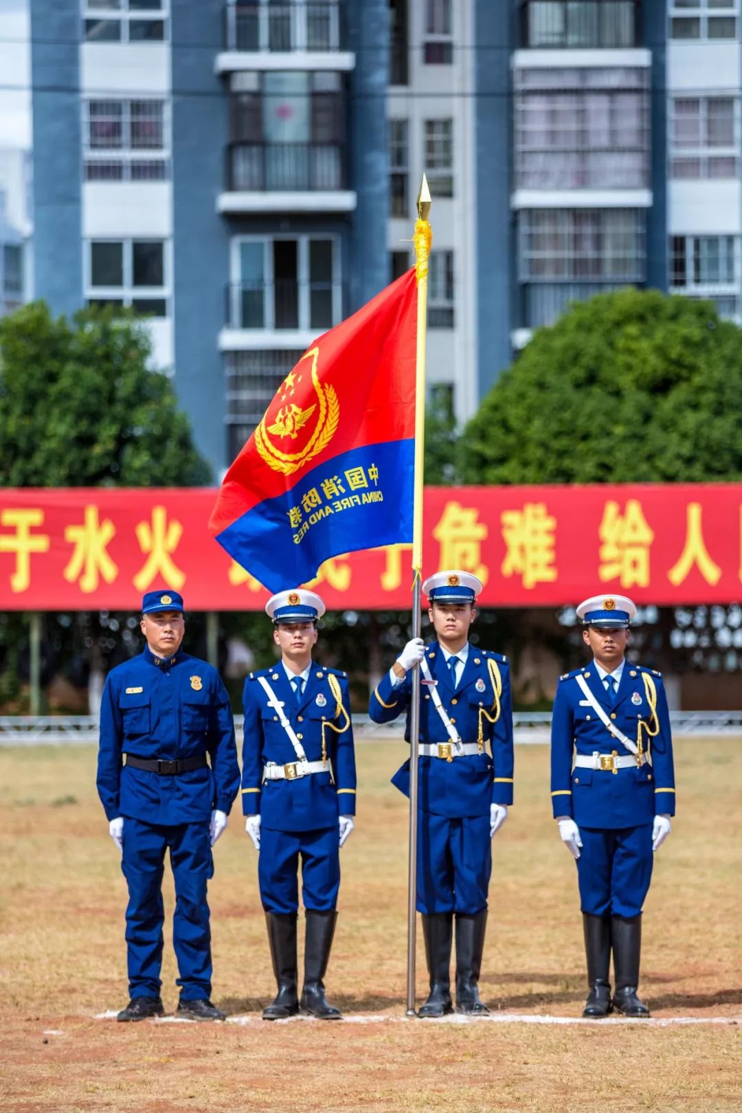 看!整装列队的受阅方队,英姿飒爽,如箭待发!听!