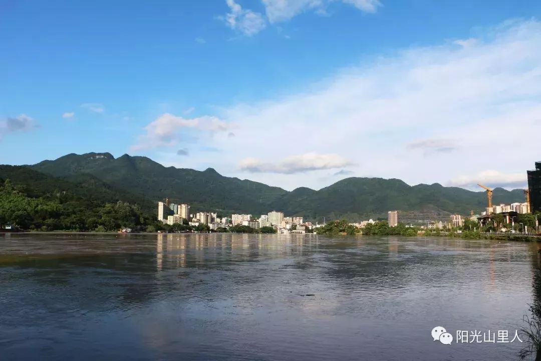 阳山突降暴雨,一夜暴雨多地成"汪洋" ,造成群众被困!_阳山县