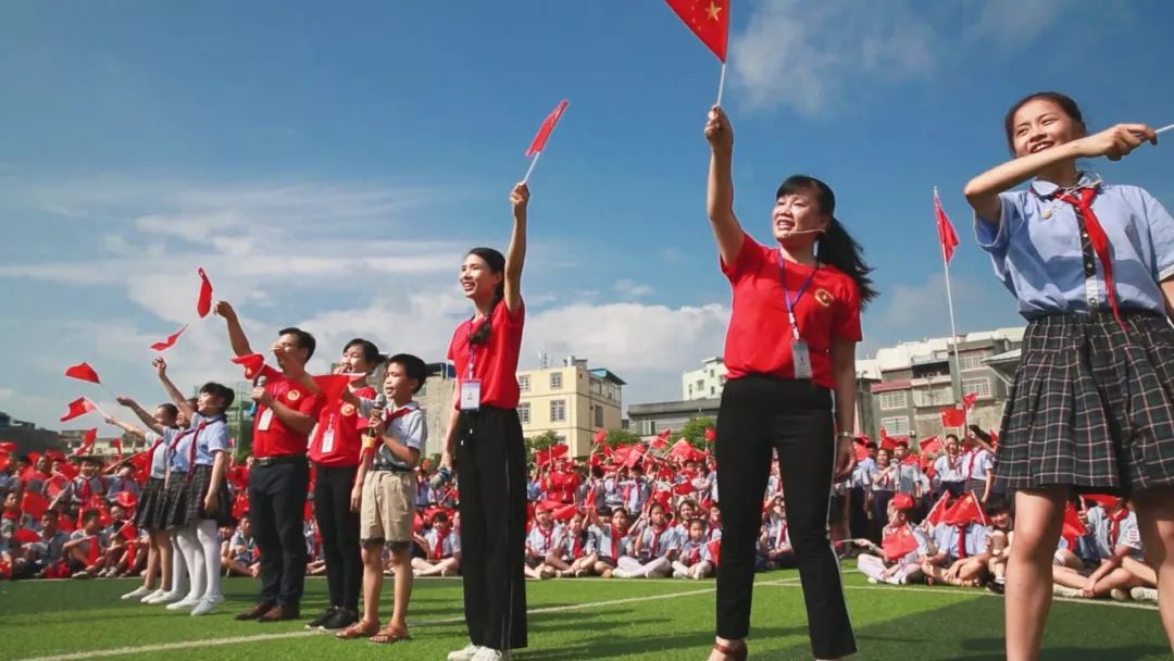 震撼!武宣实验小学教育集团千人校园快闪同唱《我和我的祖国》_赞歌