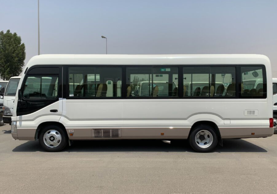 最新款丰田考斯特亮相内饰朴素性能出众改装后比埃尔法还气派