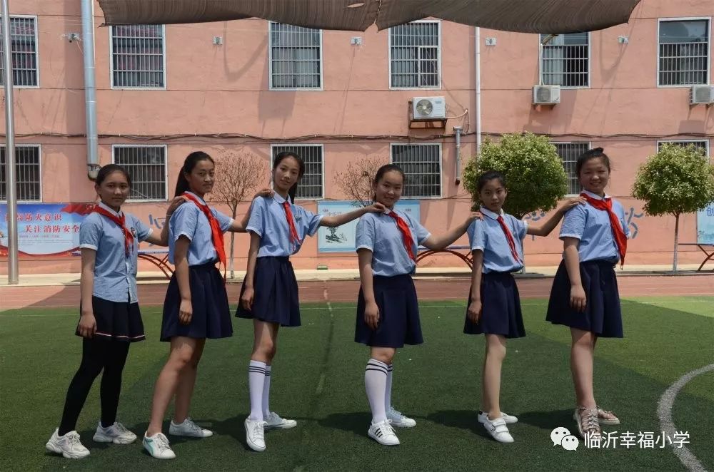 临沂幸福小学2013级创意毕业照定格童年美好时光