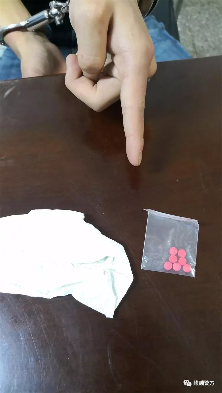 男子帮哥们送毒品送自己进看守所