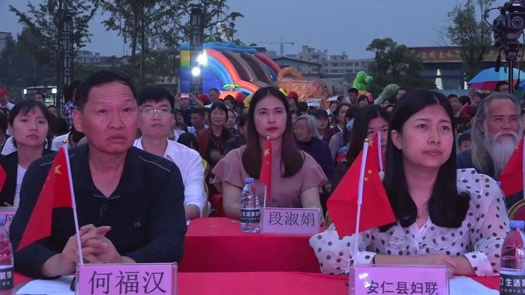 刘春芳在致辞中说,红歌是祖国宝贵的精神财富,红歌催人奋进,激励斗志