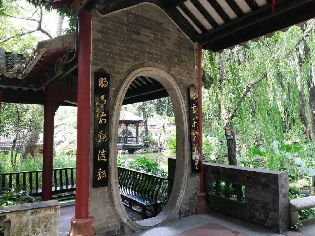 通过对园中的名匾,楹联,墨宝的欣赏,解读来体悟园中美景,挖掘清晖园内