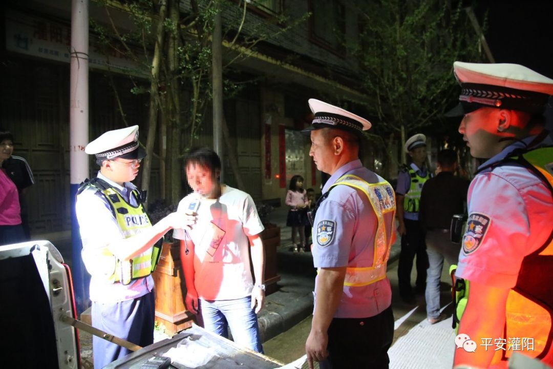 笑趴灌阳一酒驾男子为躲避查车竟把车开进了交警大院避难