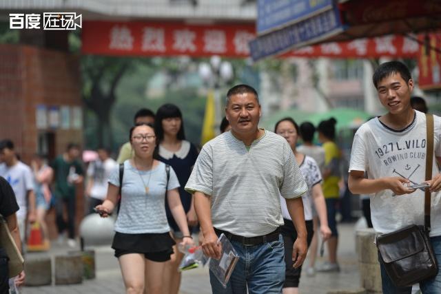 高考最牛钉子户23次漫漫考试路头发越考越白分数却始终没变