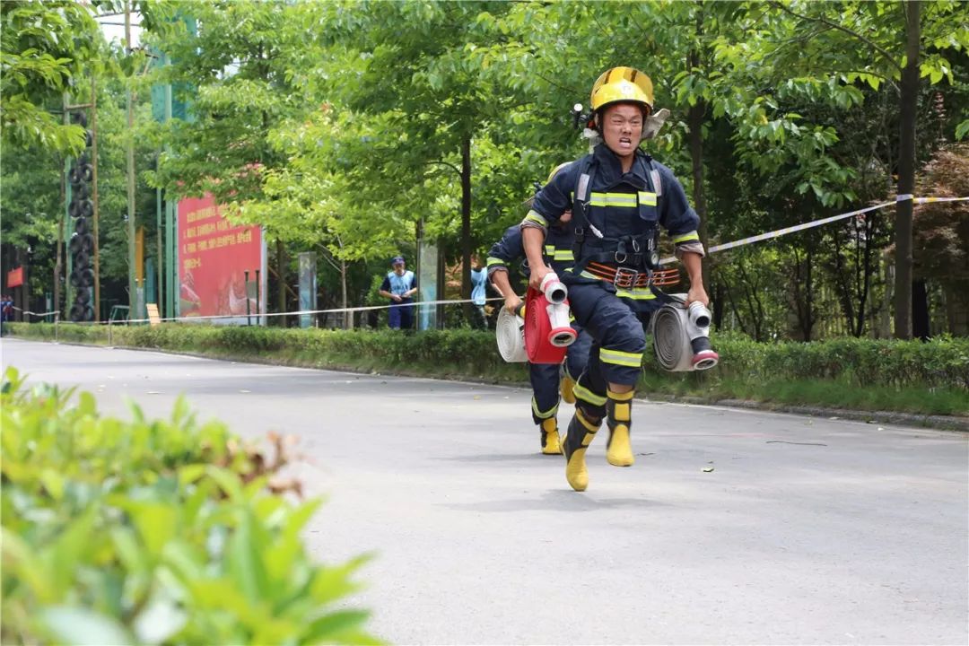 安徽省消防救援总队第二阶段片区对抗比武竞赛炎炎烈日下256名指战员