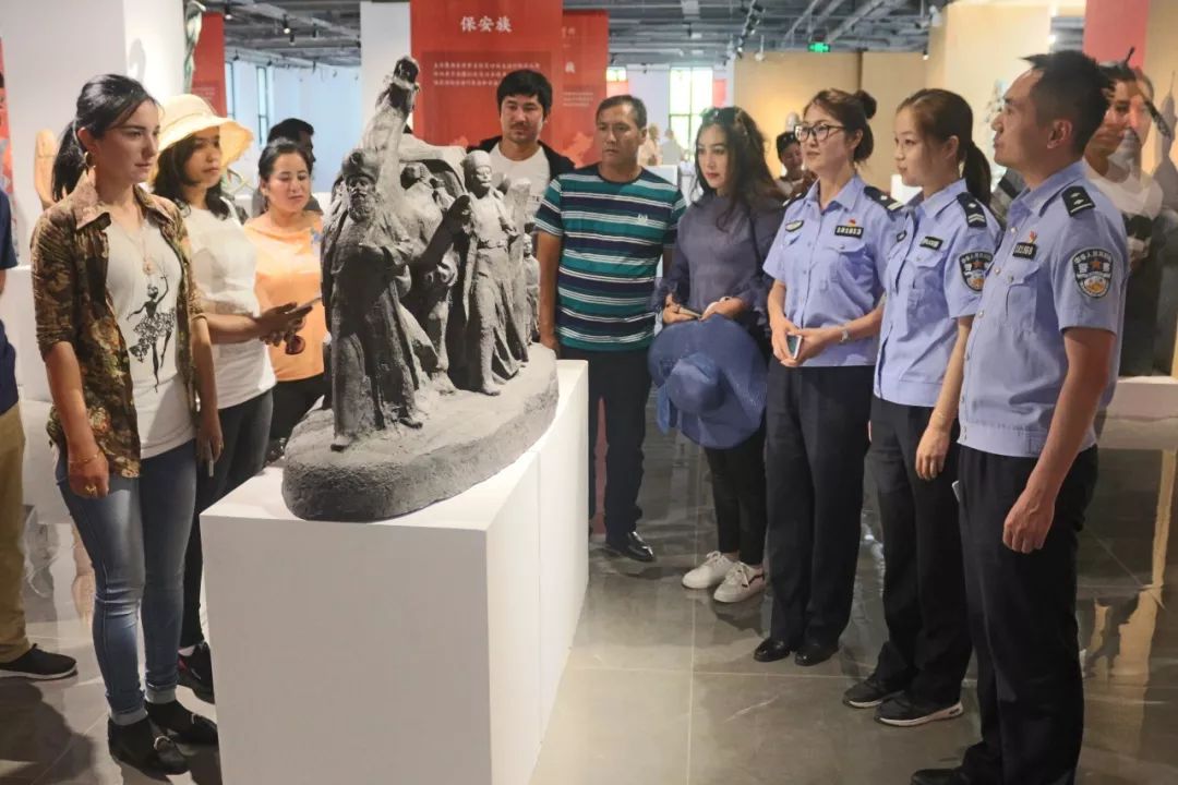 经过一天的参观行程,民警与亲戚深受感触,民警王晓琦的结对亲戚古再丽