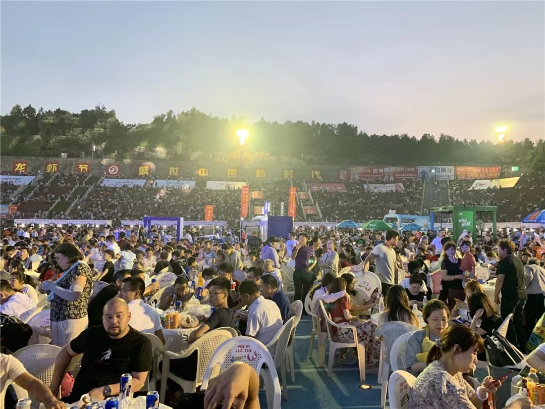 盱眙龍蝦節:高能燃爆!25000人在線齊吃小龍蝦!