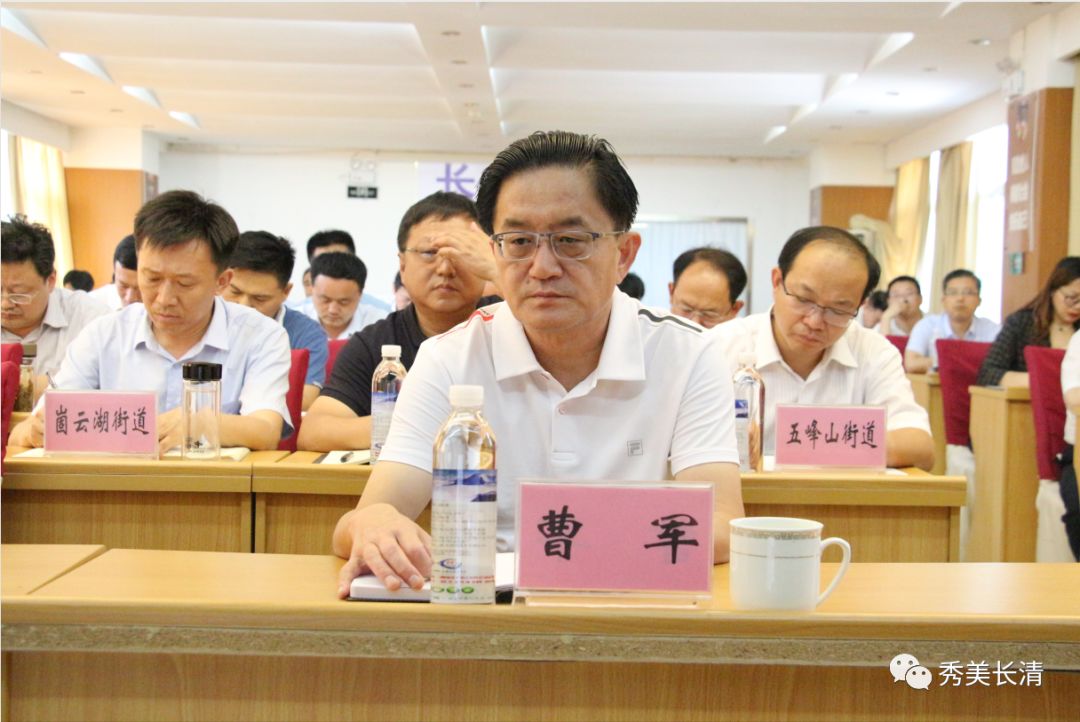 会上,市委副书记苏树伟围绕凝心聚力持续强化攻坚意识,尽心竭力深入