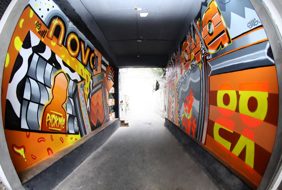 成都这幅作品,把一条通道的双面墙改造,且将年度流行的珊瑚橙作为主