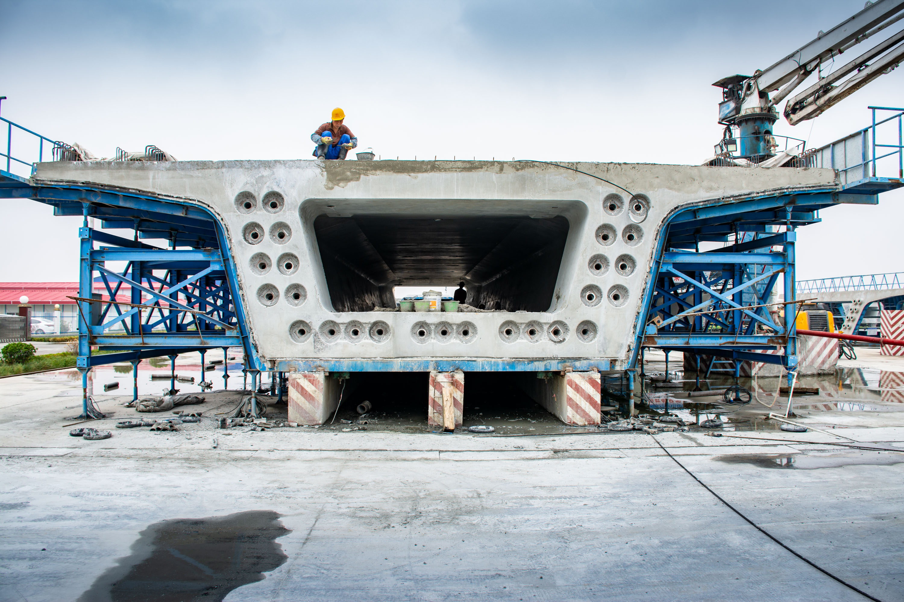 原创修建高铁的年轻人四个月回家与亲人聚一回,包吃住平均月薪五千元