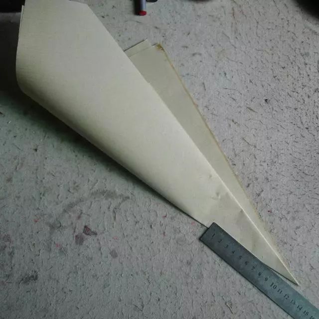 第三步: 将纸按扇面的边沿线第三次对折是为了叠出下款的书写界格