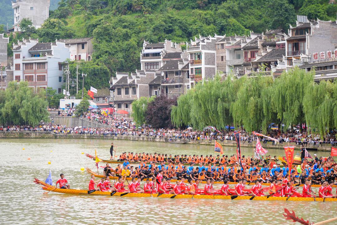 第三十六届镇远赛龙舟文化节活动隆重开幕