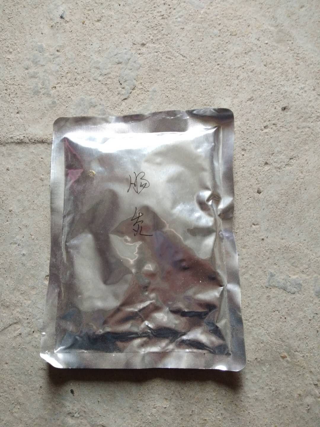 包装袋和打开后的样子,明显的三无产品,结果用了后却是这种结果.