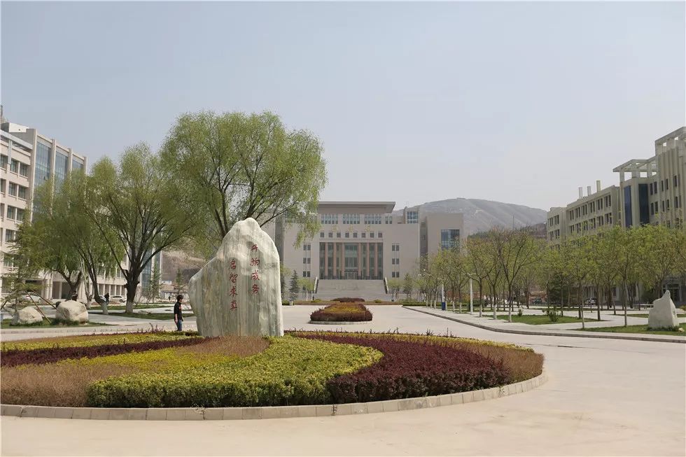 1962年与煤炭,电力,轻工,重工和邮电5所中专合并组建了甘肃省工业学校