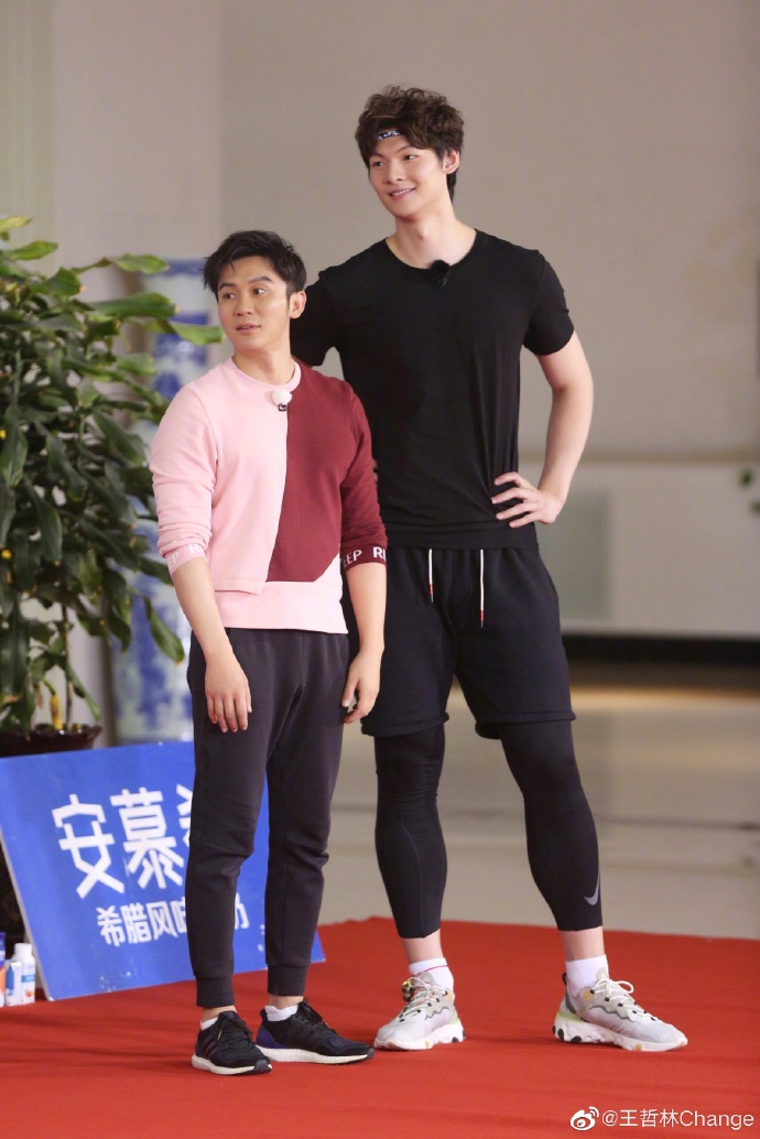 王哲林合影angelababy调侃郭艾伦怕被我撕吗