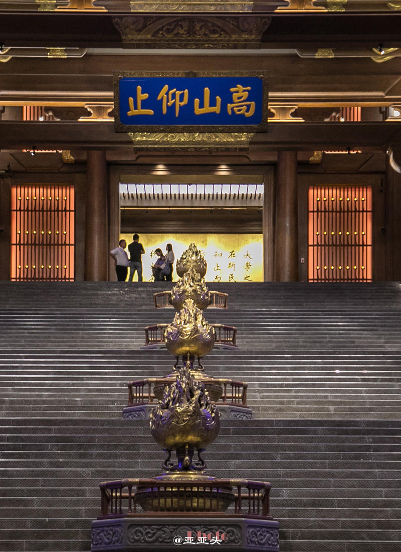 更是后人对于他的一种敬仰;走入大学之道,高山仰止四个大字出现在楼梯