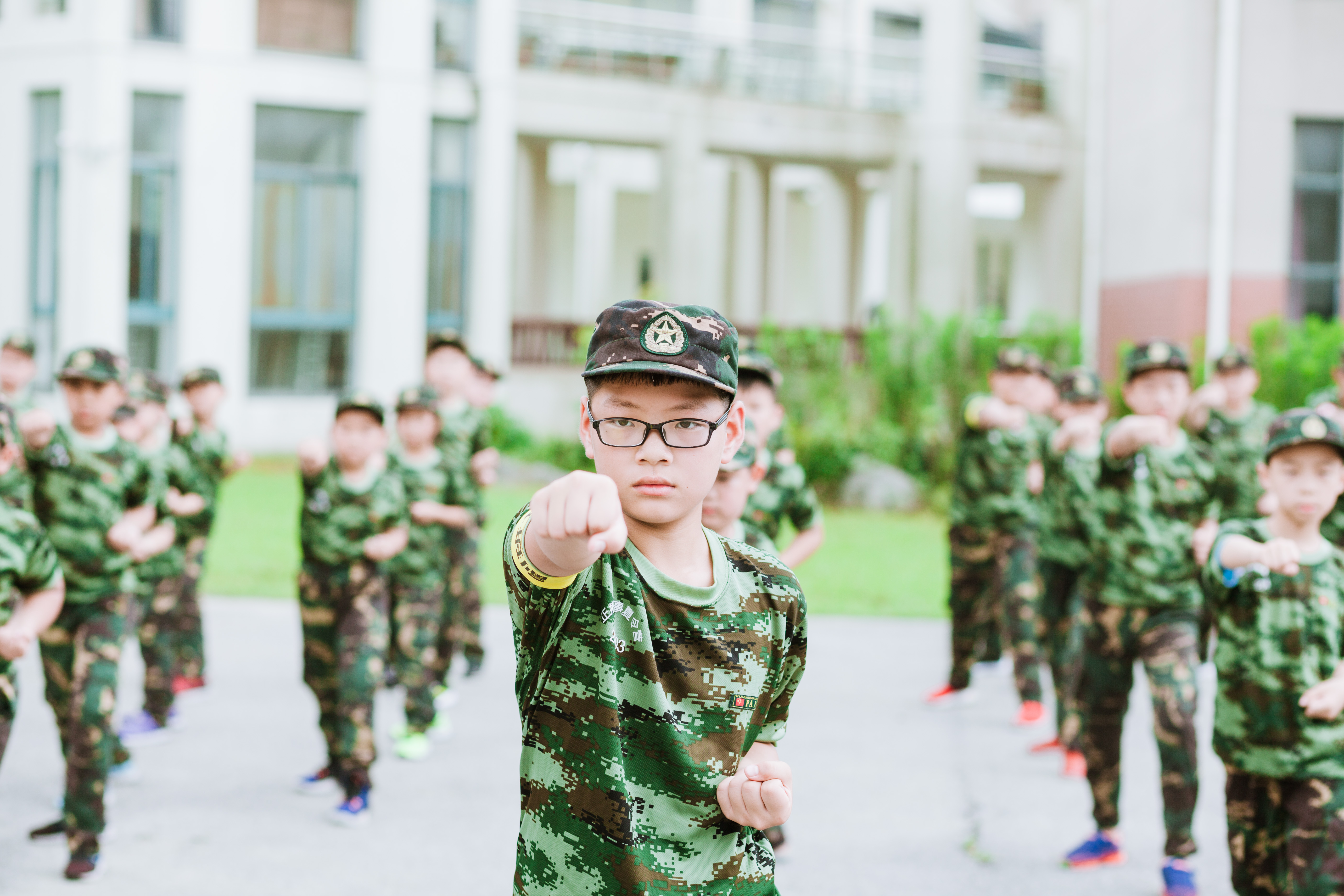 軍事夏令營裡豐富多彩的軍事訓練,有利於矯正孩子身形(不良坐姿,站姿)