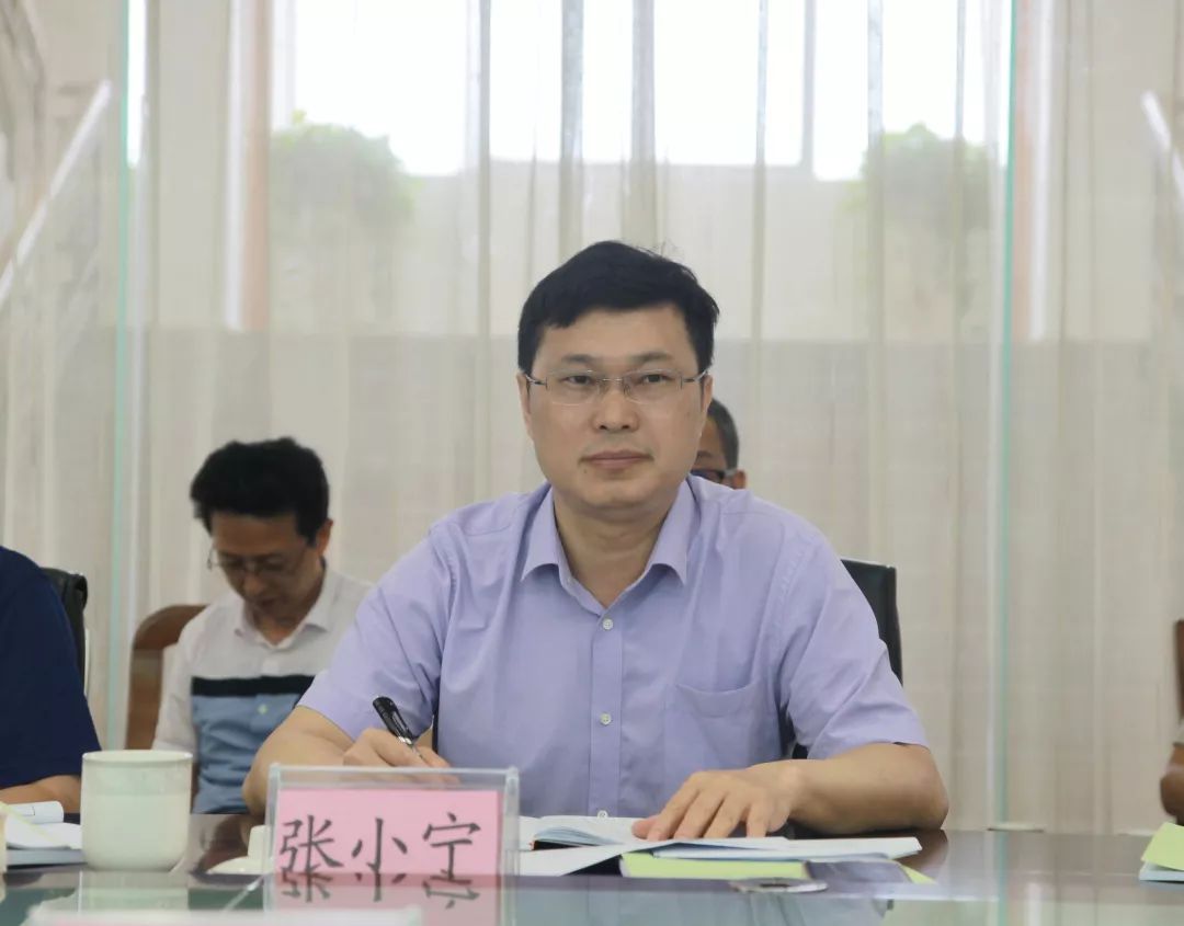 集团公司副总经理张小宁主持会议会议场景在实地察看了鸡公山渣场现场