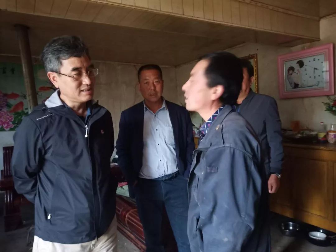 省电信公司党委书记总经理秦学寿一行到草坪乡帮扶村调研指导帮扶工作