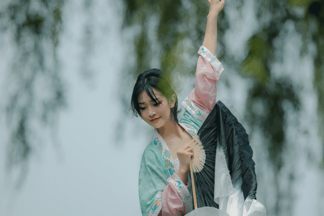 周末去哪儿荷莲消夏啤酒解暑穿汉服来走秀